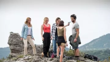 The denim shirt light worn by Chloe Delcourt (Ingrid Chauvin) in Tomorrow belongs to us on the issuance premium on the 10 June 2019 on TF1