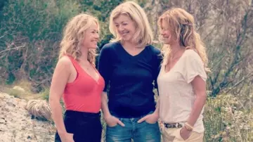 The pink tank top with buttons worn by Anna Delcourt (Maud Baecker) in Tomorrow belongs to us in the episode premium of 10 June 2019 on TF1