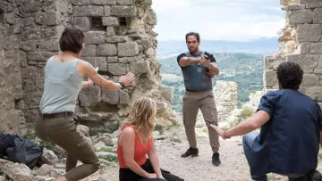 Los pantalones marrones con bolsillos que lleva Karim (Samy Gharbi) en Tomorrow nos pertenecen en el prime episodio del 10 de junio de 2019 en TF1