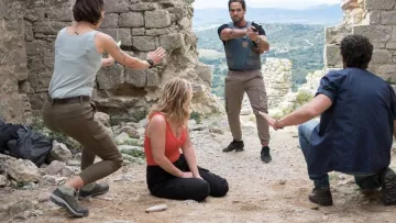 The walking shoes grey worn by Clara (Romanesque Portal) in Tomorrow belongs to us in the episode as a bonus on June 10, 2019 on TF1