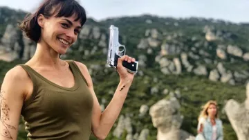 La camiseta sin mangas verde caqui con rayas acanaladas que lució Clara (Romane Portail) en Tomorrow nos pertenece prime del 10 de junio de 2019 en TF1