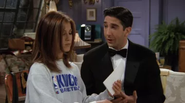 Le sweatshirt NBA Knicks Basketball de Rachel Green (Jennifer Aniston) dans Friends S03E02