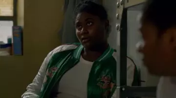 La veste verte de Tasha 'Taystee' Jefferson (Danielle Brooks) dans Orange is the new Black S05E03
