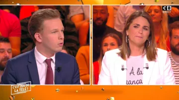 The T-shirt "A la française" of Valerie Bénaïm in It is that of the tv !
