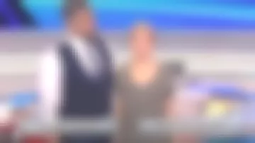 Le tee shirt kaki brodé de Sidonie Bonnec dans Tout le monde à son mot à dire le 10.06.2019