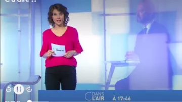 Le pull hibiscus, col V et manches courtes évasées de Mélanie Taravant dans C à dire  le 10.06.2019