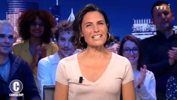 Les boucles d'oreilles de Alessandra Sublet dans C'est Canteloup