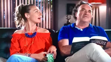La blouse épaules nues corail portée par Camille (Amélie Etasse) dans Scènes de Ménages du 9.6.2019