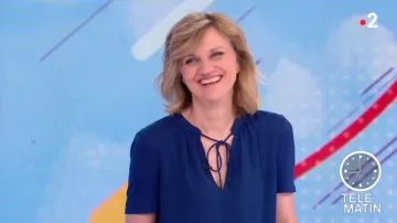 The Blouse navy scoop neckline laced Valérie Maurice in Télématin from the 11/06/2019