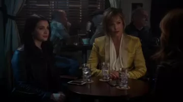 Haider Ackermann Col Châle Blazer porté par Jacqueline Carlyle (Melora Hardin) dans Le Gras (S03E08)