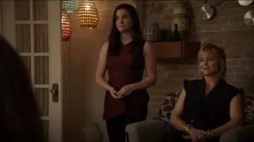 Amur Adrianne Peplum Top usado por Jane Sloan (Katie Stevens) en The Bold Type (S03E08)