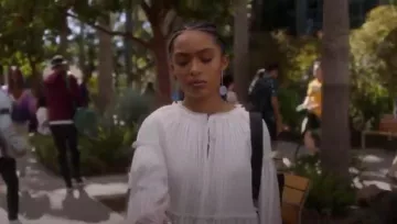 3.1 Phillip Lim Blusa plisada Peplum Crop usada por Zoey Johnson (Yara Shahidi) en grown-ish (S02E03)