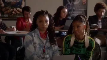 Forever 21 Chaqueta vaquera blanqueada usada por Jazz Forster (Chloe Bailey) en grown-ish (S02E03)