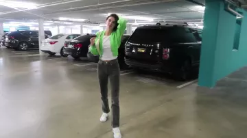 Le jean gris porté par Kendall Jenner dans la vidéo YouTube Ky­lie Jen­ner: A Day in the Life
