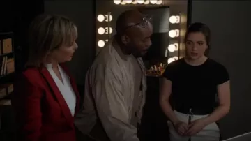 Cinq A Sept Marina Ribbed Ruffle Tee usada por Jane Sloan (Katie Stevens) en The Bold Type (S03E08)