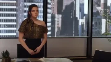 Top de seda floral usado por Jane Sloan (Katie Stevens) en The Bold Type (Season03 Episode09)
