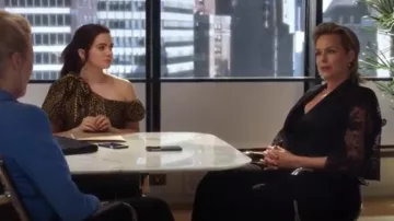 Chaqueta de manga de encaje de capa negra usada por Melora Hardin en The Bold Type (Season03 Episode09)