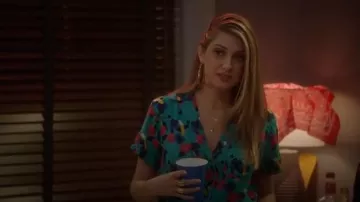Équipé d'un Bouton vers le Bas Tissé Imprimé Bleu Shirt porté par Nomi Segal (Emily Arlook) adultes-ish (Season02 Episode04)