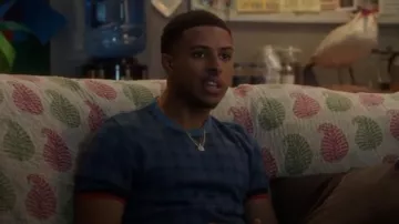 Blue Check Tipping Sweater usado por Doug (Diggy Simmons) en grown-ish (Temporada02 Episodio04)