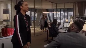 Blazer a rayas de cinta usado por Kat Edison (Aisha Dee) en The Bold Type (Season03 Episode09)