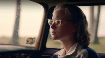 Gafas transparentes en forma de mariposa de Monika Schöllack (Sonja Gerhardt) en Berlín 59 (Temporada 2)