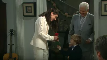Blazer beige usado por Kate Mansi como se ve en Days of Our Lives 22 de febrero de 2019