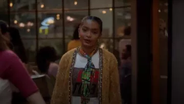Sandro Selma Leopard Print Patch Tee porté par Zoey Johnson (Yara Shahidi) adultes-ish (S02E05)