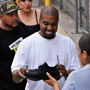 Zapatillas adidas Yeezy Boost 350 V2 All-Black de Kanye West en la cuenta de Instagram de @yeezymafia