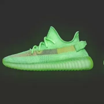 Zapatillas Adidas Yeezy Boost 350 V2 Glow en la cuenta de Instagram de @yeezymafia