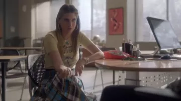 Falda Midi a cuadros de Marc Jacobs usada por Nomi Segal (Emily Arlook) en grown-ish (S02E05)