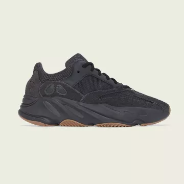 El par de adidas Yeezy Boost 700 Utility Black en la cuenta de Instagram de @yeezymafia
