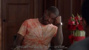 Champion Inverse de Tissage de Colorant de Cravate Tee porté par Aaron Jackson (Trevor Jackson) dans cultivé-ish (S02E06)