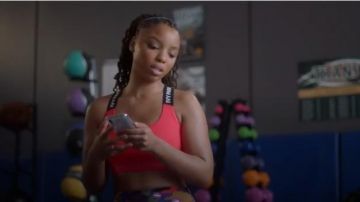 Ivy Park Logo Tape Bra usado por Jazz Forster (Chloe Bailey) en grown-ish (S02E06)