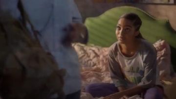 Camiseta de béisbol Chaser Feelin Good usada por Zoey Johnson (Yara Shahidi) en grown-ish (S02E06)