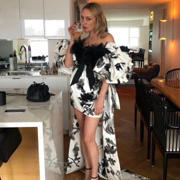 El vestido escarlata blanco y negro de Chloë Sevigny en su cuenta de Instagram @chloessevigny