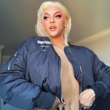 El bombardero de Moschino Couture de Pabllo Vittar en su cuenta de Instagram @pabllovittar