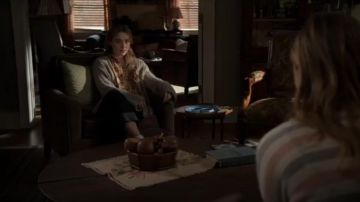Corbata acanalada gris y acogedora Cardigan usada por Allie Pressman (Kathryn Newton) en The Society (Temporada01 Episodio09)