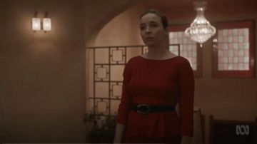 Rouge Peplum Chemisier porté par Villanelle (Jodie Comer) dans le Meurtre de Veille (Season02 Episode08)