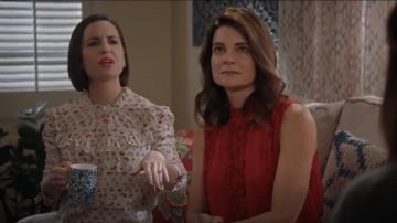 Howell Floral Ruched Sleeve Silk Blouse usado por Jen (Zoe Lister-Jones) en Life in Pieces (Temporada04 Episodio07)