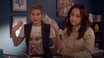 Comic White Stripe Print Tee usado por Nomi Segal (Emily Arlook) en grown-ish (Season02 Episode08)