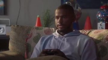 Sudadera con capucha de rayas verticales púrpura usada por Aaron Jackson (Trevor Jackson) en adulto (Temporada02 Episodio08)