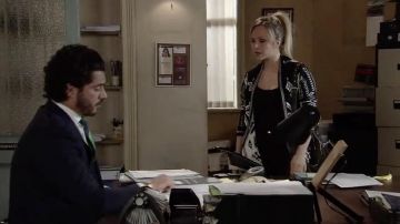 noir & blanc imprimé Aztèque cardigan porté par Sarah-Louise Platt (Tina O'Brien) dans Coronation Street, le 10 juin 2019