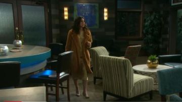 Camiseta de manga corta de seda de borde crudo usada por Kate Mansi como se ve en Days of Our Lives