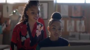 Floral Noir et Rouge Ginza Robe portée par Jazz Forster (Chloe Bailey) adultes-ish (Season02 Episode08)