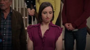 Purple Ruffle Split Hem Midi Dress usado por Jen (Zoe Lister-Jones) en Life in Pieces (Temporada04 Episodio07)