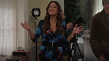 Noir avec Ceinture imprimé Floral Combinaison en Soie porté par Colleen (Angelique Cabral) dans la Vie en Morceaux (à l'Season04 Episode07)