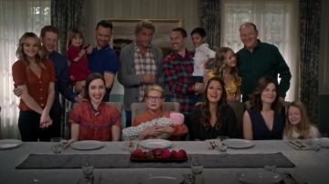 Blusa de algodón con estampado floral rojo usada por Jen (Zoe Lister-Jones) en Life in Pieces (Temporada04 Episodio07)