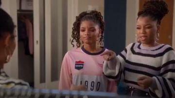Jersey rosa dope rayado de color gris usado por Sky Forster (Halle Bailey) en grown-ish (Temporada02 Episodio08)