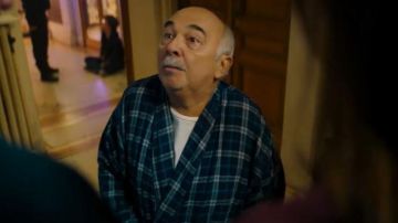 La robe de chambre à carreaux portée par Gérard Jugnot dans Quand on crie au loup