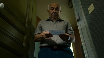 La chemise grise à manches courtes portée par Gérard Jugnot dans Quand on crie au loup